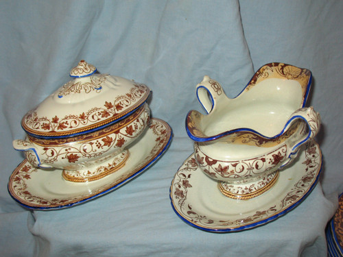 87-piece dinner service in fine Bordeaux earthenware, Louis XV decor, th. 19th J. Old man