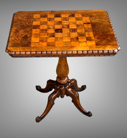 TABLE A JEUX ANCIENNE EN NOYER / DESSUS EN MARQUETERIE MONTÉE SUR PIED TRIPODE