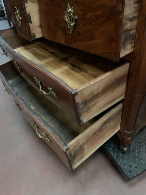 Commode Louis XV galbée en noyer massif Epoque XVIII siècle