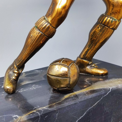 1930 Magnifico Art Deco Football - Scultura in bronzo di giocatore di calcio. Realizzata in Italia