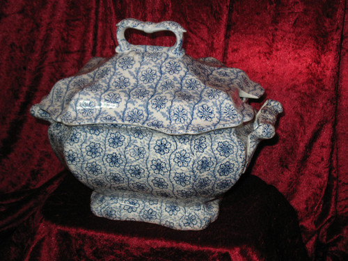 Fine earthenware soup tureen from Bordeaux, tapestry decor, 19th century Jules Vieillard