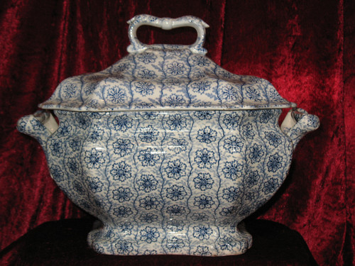 Fine earthenware soup tureen from Bordeaux, tapestry decor, 19th century Jules Vieillard