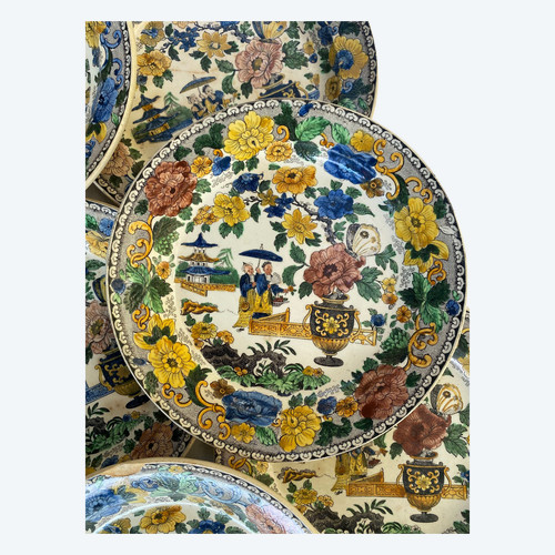 9 assiettes polychromes en faïence fine de Montereau, décor aux Chinois