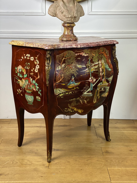 CURVED COROMANDEL LACQUER CHEST DECORATED WITH GILT BRONZE LOUIS XV STYLE