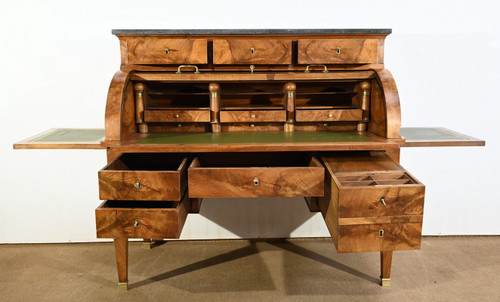 Important Property Cylinder Desk in Walnut, Directoire Period – Early 19th Century