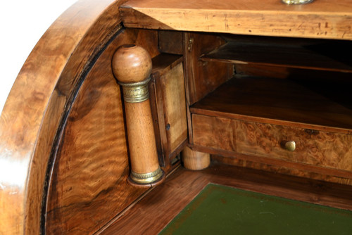 Important Property Cylinder Desk in Walnut, Directoire Period – Early 19th Century