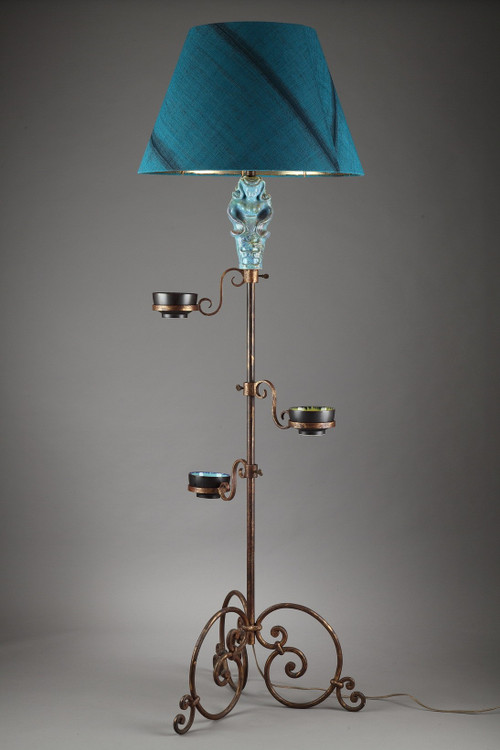 Lampada da terra treppiede con figura in ceramica blu