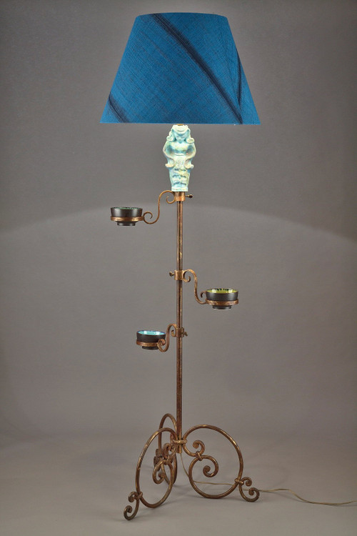 Lampada da terra treppiede con figura in ceramica blu