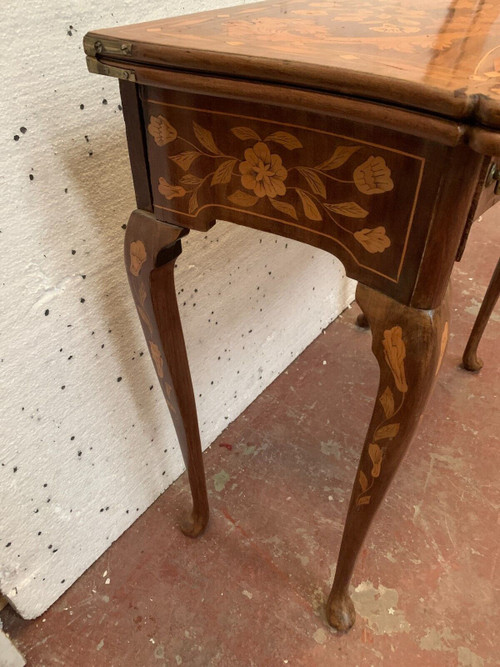 Table a jeu de style Louis XV en marqueterie Hollandaise XIX siècle Console