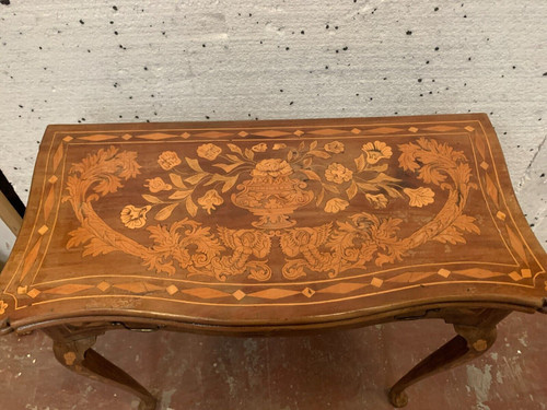 Table a jeu de style Louis XV en marqueterie Hollandaise XIX siècle Console