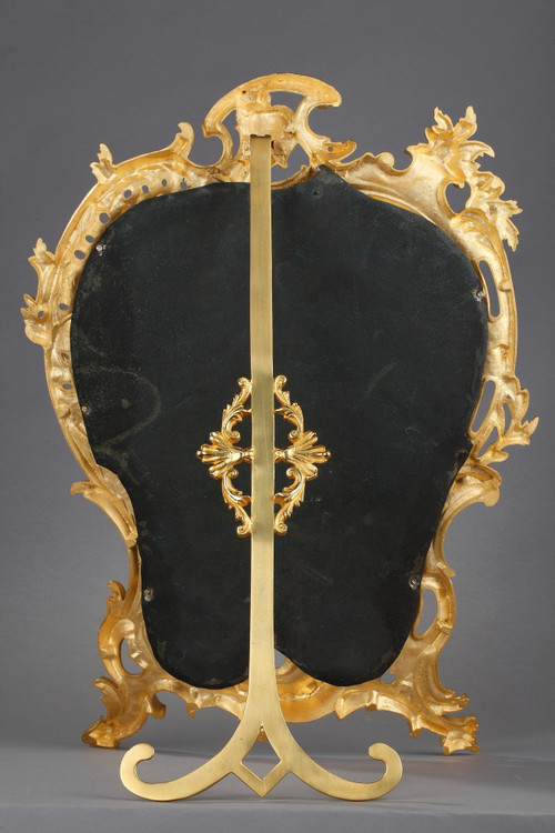 Miroir à poser en bronze doré de style Louis XV