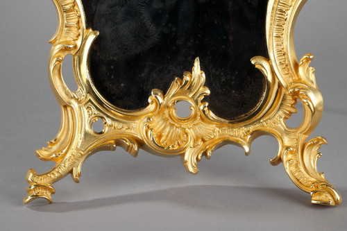 Miroir à poser en bronze doré de style Louis XV