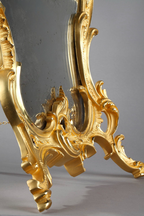 Miroir à poser en bronze doré de style Louis XV