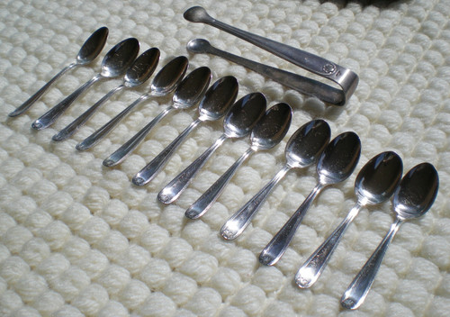 Christofle box: 12 espresso spoons + sugar tongs, Coquille Bérain model, silver-plated metal