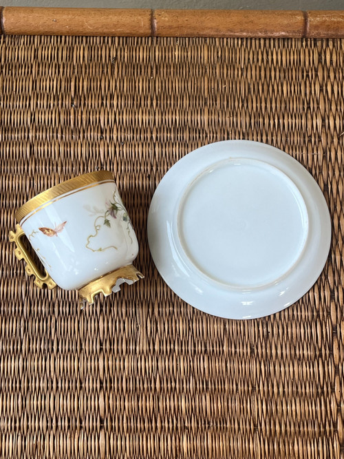 Tasse et sous-tasse en porcelaine du 19e siècle - Motif de fleurs, dorure et détails raffinés