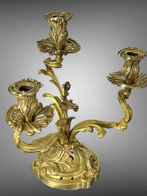 PAAR NUMMERIERTER, DREIZWEIGIGER KERZENHALTER AUS VERGOLDETER BRONZE IM LOUIS-XV-STIL