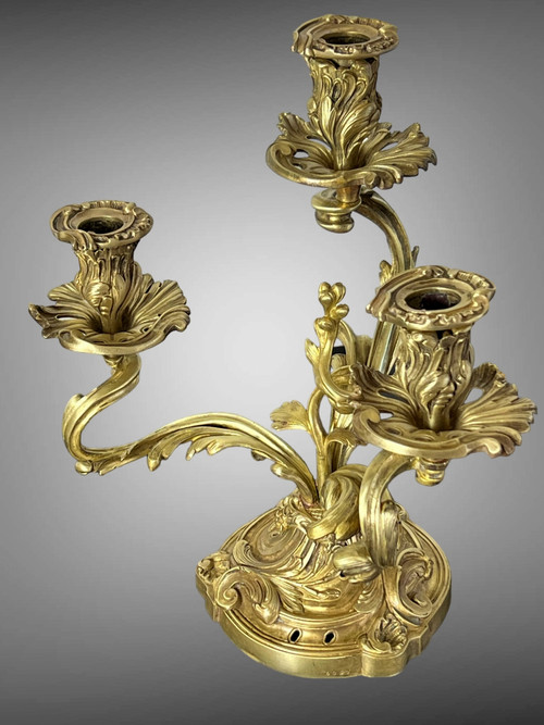 PAAR NUMMERIERTER, DREIZWEIGIGER KERZENHALTER AUS VERGOLDETER BRONZE IM LOUIS-XV-STIL