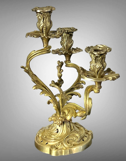 PAAR NUMMERIERTER, DREIZWEIGIGER KERZENHALTER AUS VERGOLDETER BRONZE IM LOUIS-XV-STIL