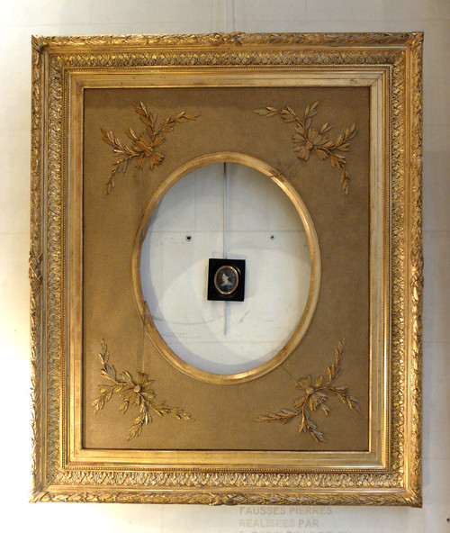 Large oval frame in wood and gilded stucco