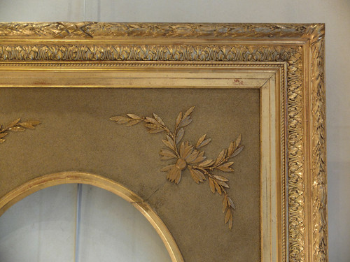 Large oval frame in wood and gilded stucco