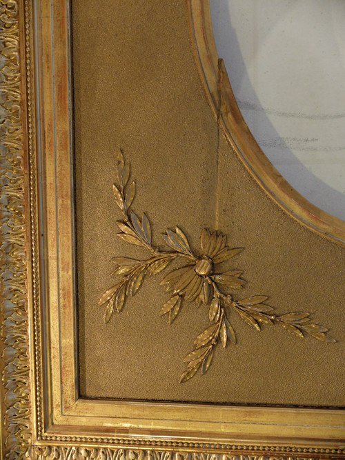 Large oval frame in wood and gilded stucco