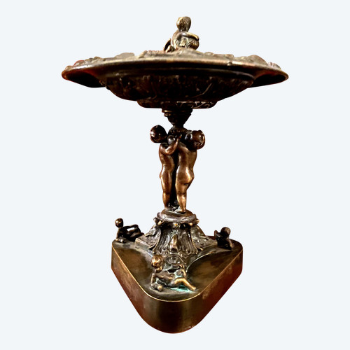 Bronze ring ring chiseled in the style of a fountain with three cherubs, Napoleon III medal patina