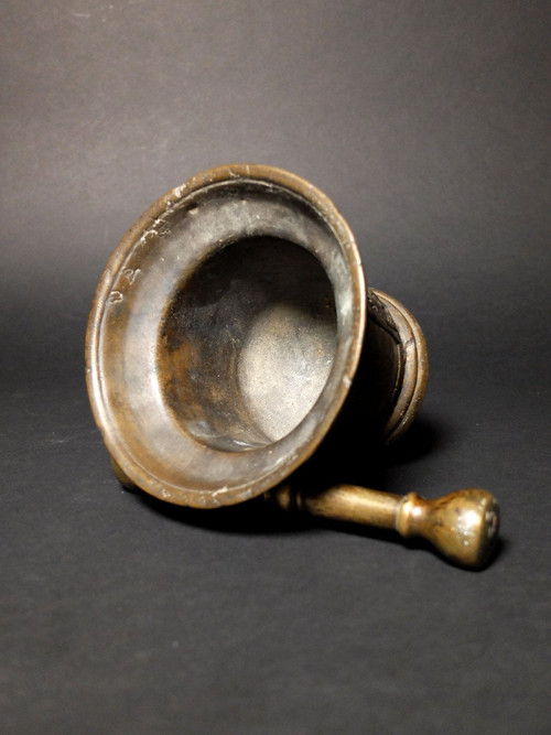 Fleurdelysé mortar and pestle - France 17th century