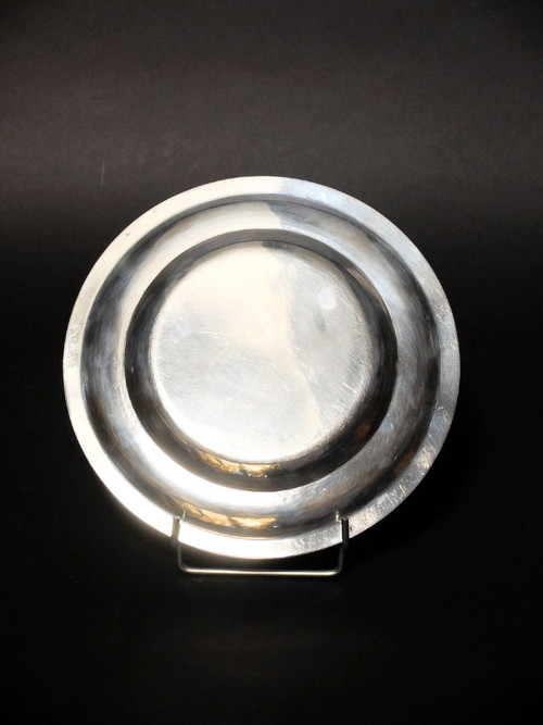 Round dish in solid silver hallmarked with Minerva