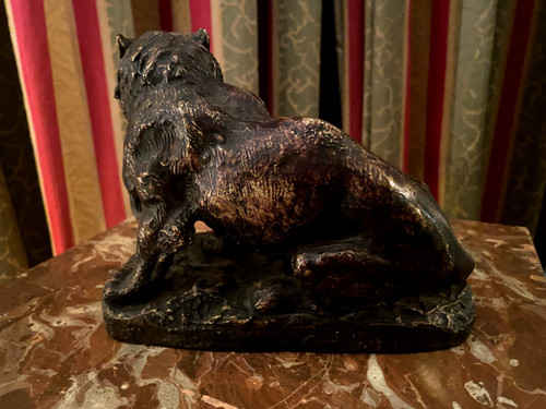 Animal bronze of a mother lioness carrying her offspring in her mouth, 19th century