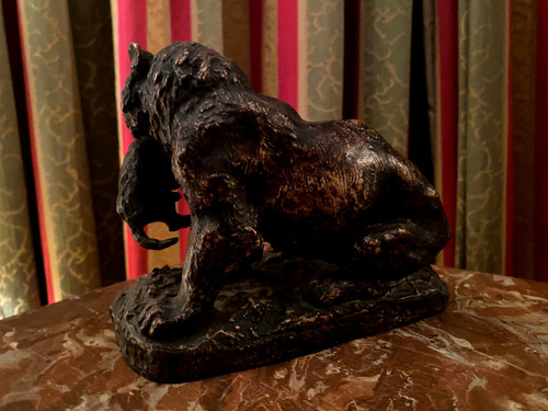 Animal bronze of a mother lioness carrying her offspring in her mouth, 19th century