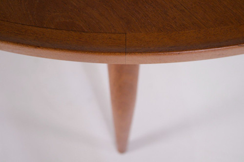 Finn Juhl: Nv-56 Extendable Round Table.