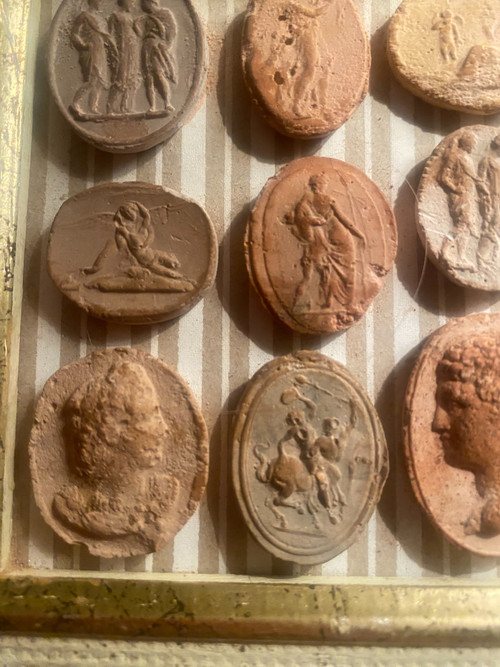 Terra cotta Italiennes à l'image des déesses et dieux Grecs et Romains en camées 19ème encadrées