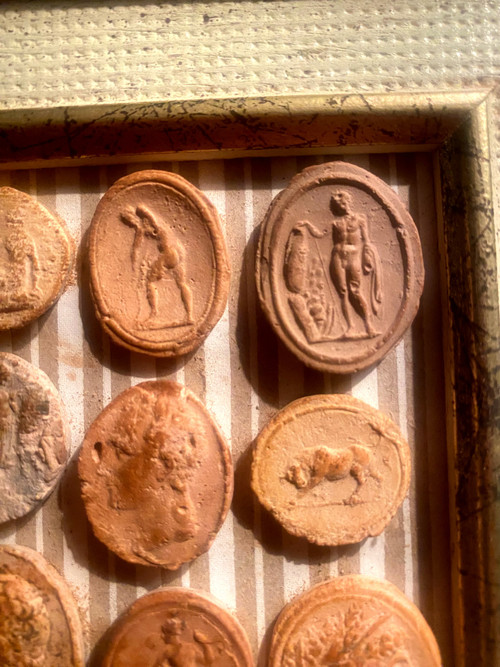 Terra cotta Italiennes à l'image des déesses et dieux Grecs et Romains en camées 19ème encadrées