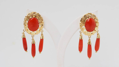 Yellow gold and coral earrings