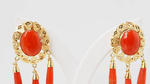 Yellow gold and coral earrings