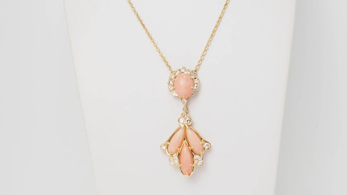 Necklace in yellow gold, diamonds and coral cabochons