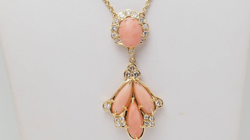 Necklace in yellow gold, diamonds and coral cabochons