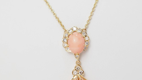 Necklace in yellow gold, diamonds and coral cabochons