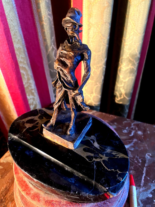 Bronze desk with Daumier's Ratapoil image in lost wax, early 20th century, on marble pen stand.