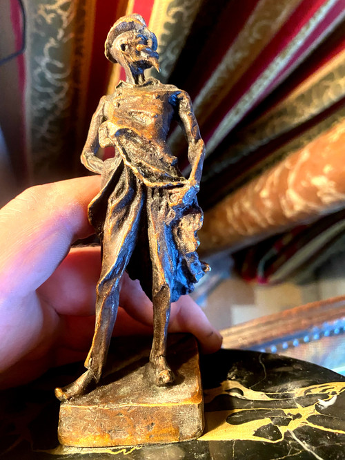 Bronze desk with Daumier's Ratapoil image in lost wax, early 20th century, on marble pen stand.