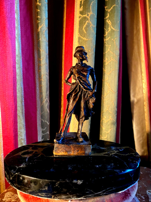 Bronze desk with Daumier's Ratapoil image in lost wax, early 20th century, on marble pen stand.