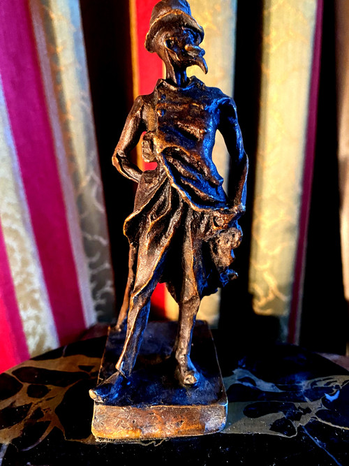 Bronze desk with Daumier's Ratapoil image in lost wax, early 20th century, on marble pen stand.