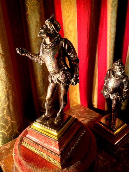 Two silver bronzes "Les Mignons Duellistes" statuettes by Emile Guillemin on rhodochrosite base