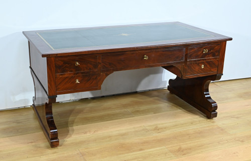 Important Property Desk in mahogany burl, Restoration period - Early 19th century