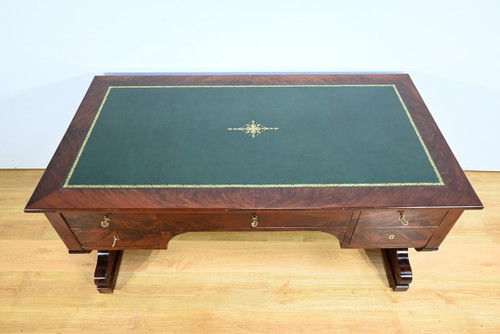 Important Property Desk in mahogany burl, Restoration period - Early 19th century