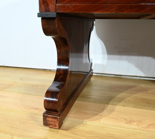 Important Property Desk in mahogany burl, Restoration period - Early 19th century