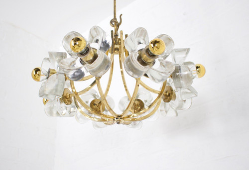 Brass Chandelier & Flowers Simon & Schelle.