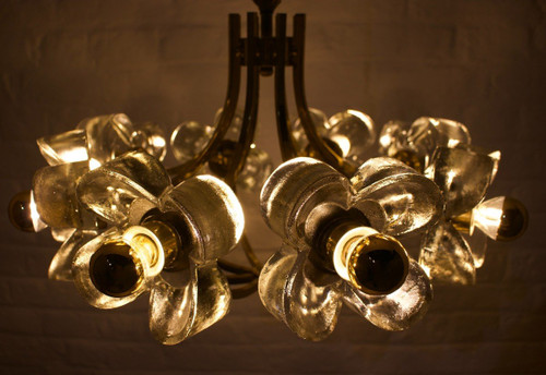 Brass Chandelier & Flowers Simon & Schelle.