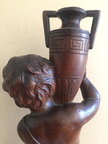 Zwanzigste geschnitzte Holzstatuette. Kind, Das Eine Vase Trägt.