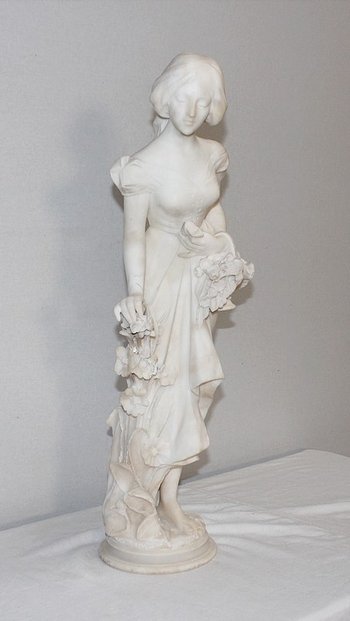 Grande Scultura in Alabastro "Ragazza con cesto di fiori" - 1900